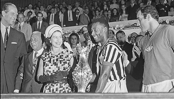 Isabel II y Pelé en el estadio Maracaná. (ARQUIVO NACIONAL)