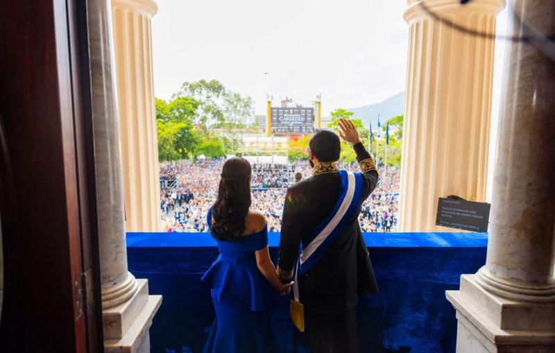 La ceremonia de investidura se llevó a cabo en el Palacio Nacional, frente a las miles de personas que se congregaron en la plaza Gerardo Barrios, en el corazón de la capital, San Salvador. (CORTESÍA DE CASA PRESIDENCIAL).