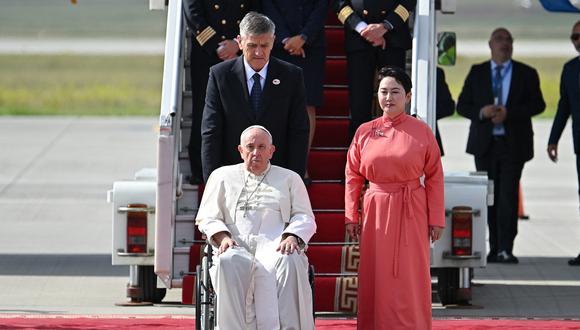 El papa Francisco es recibido por el ministro de Asuntos Exteriores de Mongolia, Batmunkh Battsetseg durante su llegada al aeropuerto internacional Chinggis Khaan en Ulán Bator el 1 de septiembre de 2023. (Foto de Alberto PIZZOLI / AFP)