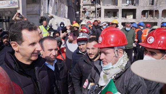 Una fotografía proporcionada por la oficina presidencial siria muestra al presidente sirio Bashar al-Assad (izquierda) visitando el sitio afectado por el terremoto en Alepo, Siria, el 10 de febrero de 2023. (Foto: EFE/EPA/FOLLETO OFICINA PRESIDENCIAL DE SIRIA)