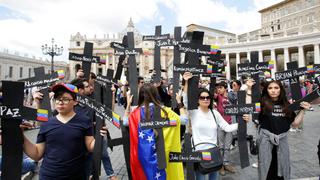 Venezolanos protestan frente al Papa con cruces negras