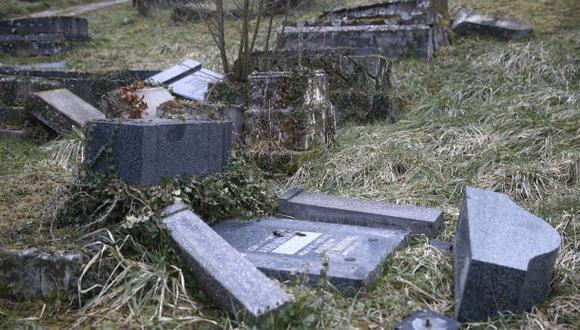 Francia detiene a 5 adolescentes por profanar cementerio judío