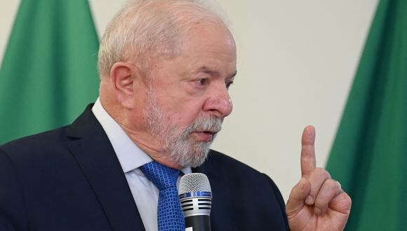 El presidente de Brasil, Luiz Inácio Lula da Silva, habla durante una reunión con parlamentarios en el Palacio Planalto en Brasilia el 11 de enero de 2023. (Foto de EVARISTO SA / AFP)