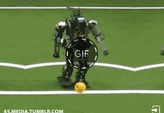 Facebook: GIF nos muestra por qué los robots no deben jugar fútbol