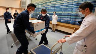 Japón inicia campaña de vacunación contra el coronavirus inoculando a sanitarios