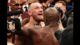 Mayweather vs. McGregor y el respeto ante todo: el abrazo de ambos luchadores tras la pelea [FOTOS]