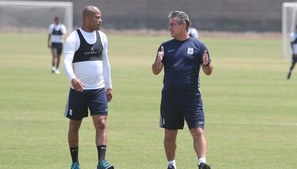 Alberto Rodríguez y Pablo Bengoechea conversan durante la temporada íntima en Cieneguilla. Para el técnico charrúa, el 'Mudo' es "uno de los mejores zagueros de América". (Foto: Alianza Lima)