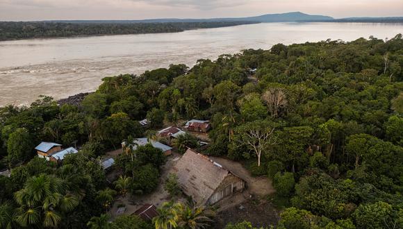 Vista aérea de la maloca de la comunidad de Curare en el resguardo Curare-Los Ingleses, en la región Amazonas, Colombia. Crédito: Victor Galeano.