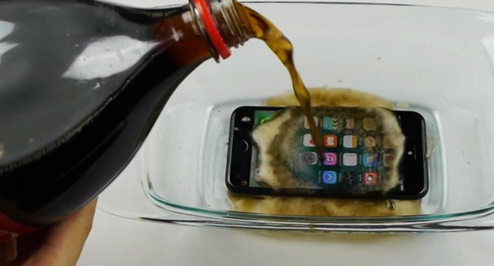 ¿Cuánto puede durar el iPhone 7 sumergido en Coca Cola? ¿Y si lo congelamos? Este video te lo muestra y te quedarán. (Foto: Captura)