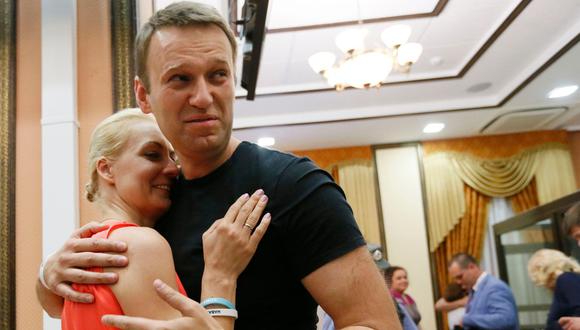 Alexei Navalny abraza a su esposa Yulia cuando fue liberado en un tribunal en 2013. (Foto: AP)
