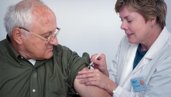 Es fundamental que los adultos mayores tengan todas sus vacunas. (Foto: Unsplash)