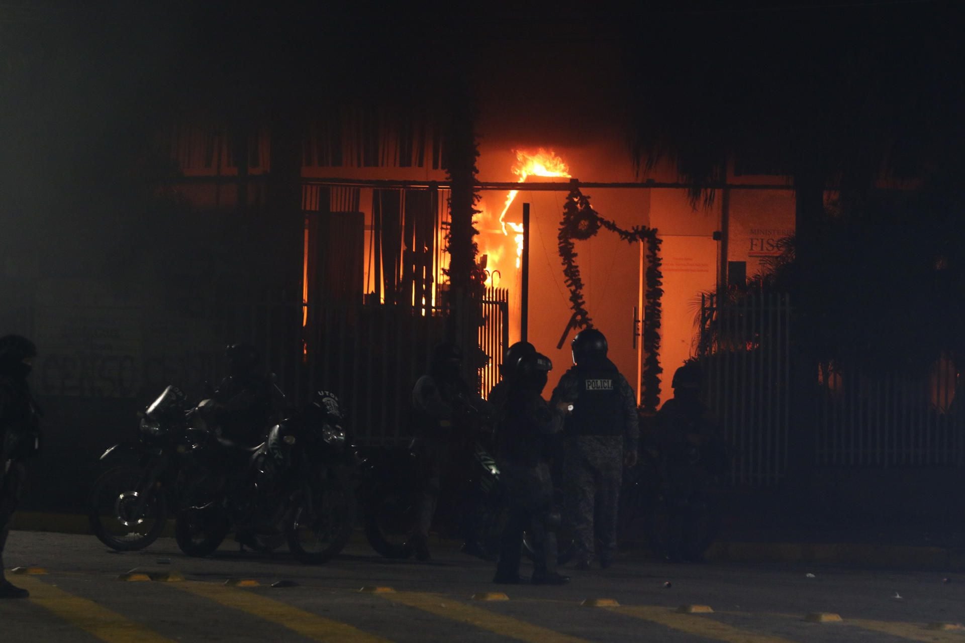Protesters set fire to the Prosecutor's Office building in Santa Cruz after the arrest of Bolivian opposition leader Luis Fernando Camacho.  (EFE / Juan Carlos Torrejon).