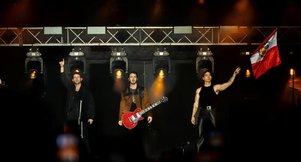 De izquierda a derecha Nick Jonas, Kevin Jonas y Joe Jonas, al momento de su aparición en el escenario de su concierto en Lima en 2024.