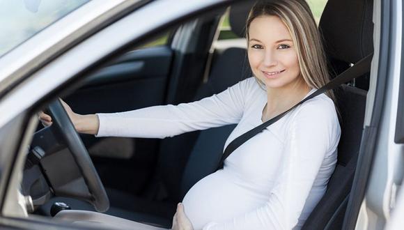 Cómo debe usar el cinturón de seguridad en el auto una mujer embarazada