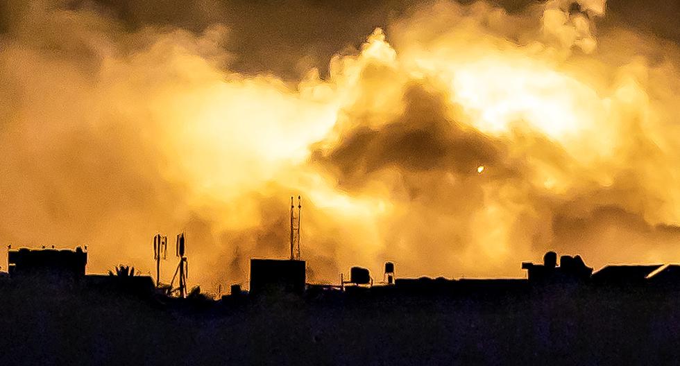 Explosiones durante el bombardeo de Israel en el norte de la Franja de Gaza, el 12 de noviembre de 2023. (Foto de FADEL SENNA / AFP).