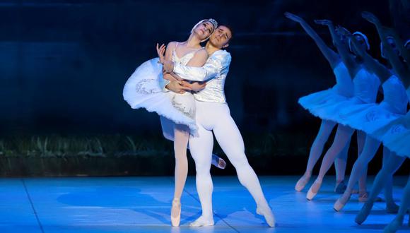 "El lago de los cisnes" cuenta el trágico romance entre el príncipe Siegfried y Odette, una doncella que se encuentra bajo un conjuro del malévolo brujo Rothbart que la convierte en un cisne blanco cada amanecer. (Foto: Óscar Muñoz/Ballet Municipal de Lima)