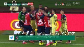 Pedro Aquino fue el protagonista en el fuerte cruce entre jugadores de América y Chivas | VIDEO