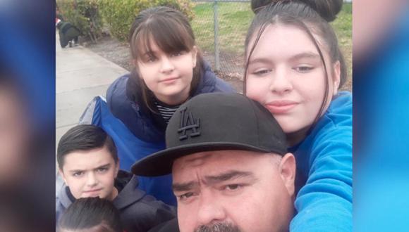 Juan Moreno, de 41 años, junto con sus hijos en una foto publicada en GoFundMe en busca de donaciones para la familia.