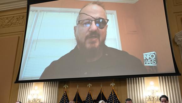 Stewart Rhodes, fundador de Oath Keepers, se ve en una pantalla durante una audiencia del Comité Selecto de la Cámara para investigar el ataque del 6 de enero al Capitolio de los EE.UU. (Foto: BRENDAN SMIALOWSKI / AFP)
