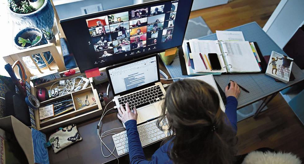 Las videollamadas se han vuelto fundamentales en pandemia, tanto para quienes necesitan seguir trabajando como para quienes continúan con su educación desde la casa. (Foto: AFP / Olivier DOULIERY)