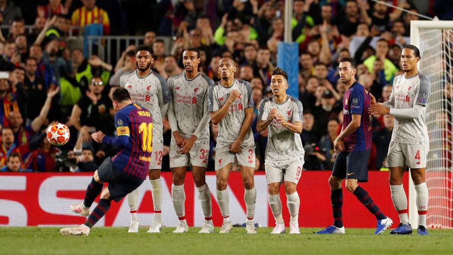 El momento exacto de uno de los mejores goles de tiro libre en la historia de la Liga de Campeones: Messi poniendo el 3-0 frente al Liverpool. (Foto: AFP).