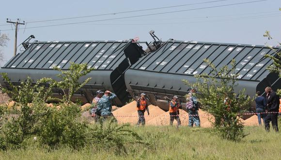 Una vista muestra el sitio del descarrilamiento de un tren en las afueras de Simferopol el 18 de mayo de 2023. Un tren que transportaba granos se descarriló en la península de Crimea anexada a Rusia en lo que los funcionarios instalados en Moscú el 18 de mayo de 2023 llamaron un acto deliberado. El operador ferroviario dijo que el incidente fue causado por "la intervención de terceros" (Foto: STRINGER / AFP)