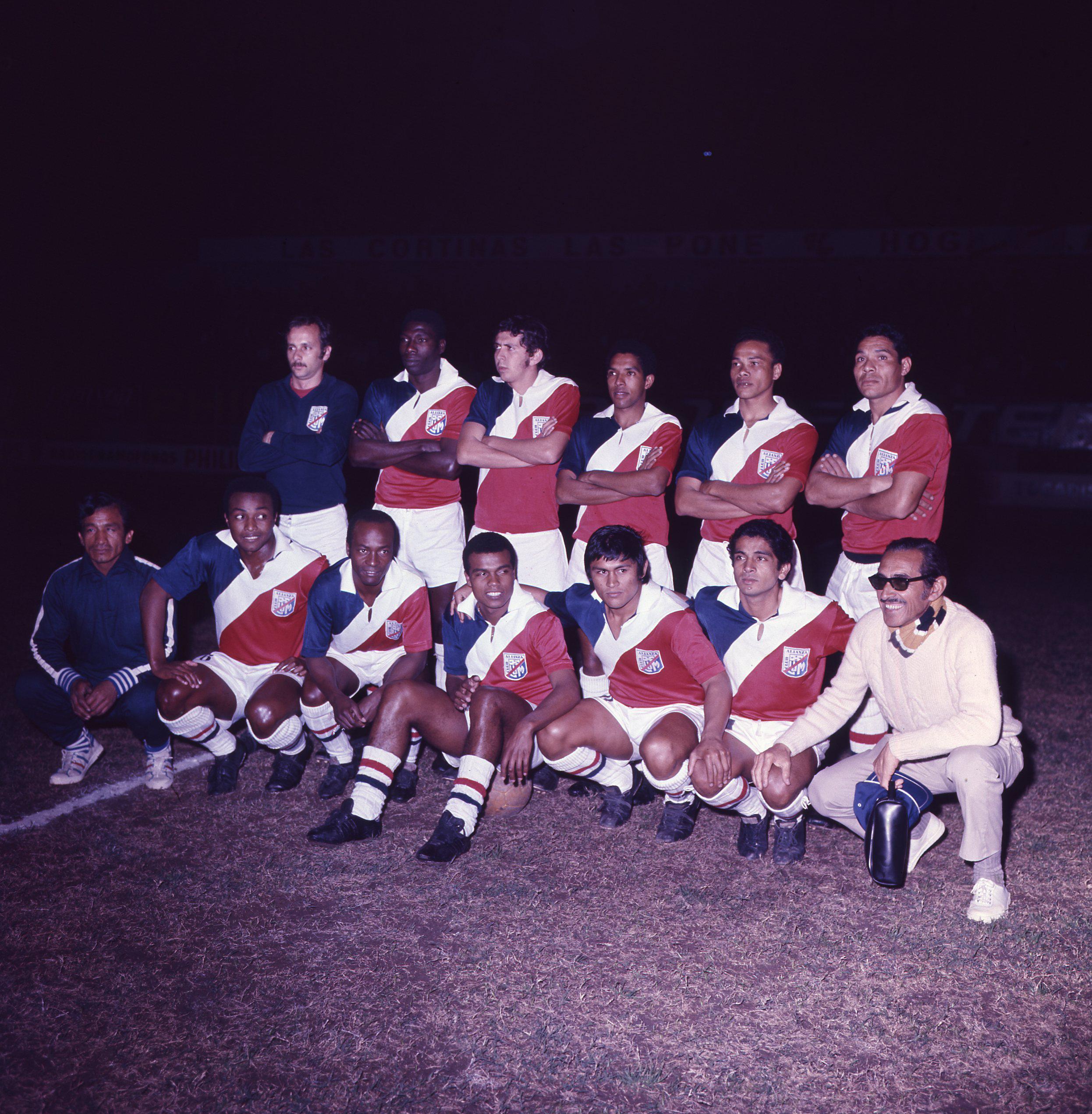Dupuy, Castillo, Drago, Risco, Cárdenas y Javier Gonzales (de pie); Baylón, ‘Pitín’ Zegarra, Cubillas, Sotil y Camacho (hincados). (Foto: PRENSMART). 
