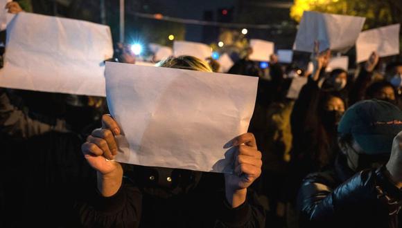 Varios de los que hicieron parte de las protesas de noviembre sostuvieron hojas blancas de papel como símbolo de su frustración. (GETTY IMAGES).