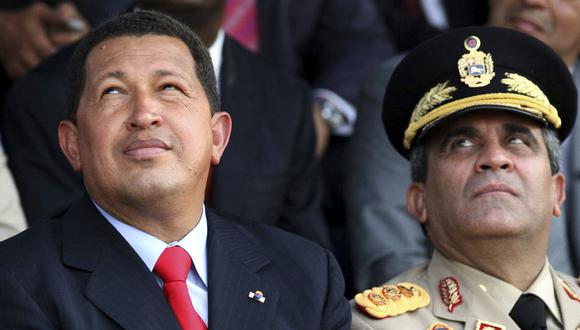 En esta foto de diciembre del 2006 se puede ver al expresidente venezolano Hugo Chávez junto al entonces ministro de Defensa, Raúl Isaías Baduel, durante un evento militar en Maracay. Este martes se reportó la muerte del general, quien pasó sus últimos años como preso político del régimen chavista. (foto: Jenny Fung / AFP / Archivo)