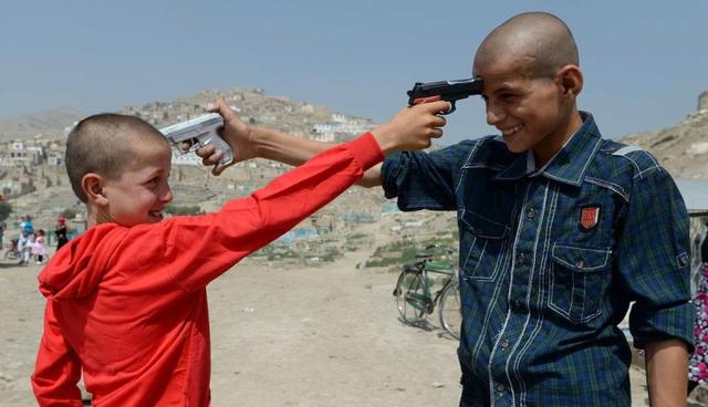 Niños "jugando" con pistolas de juguete. (AFP/Shah Marai)