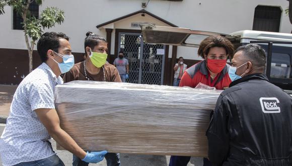 Coronavirus en Ecuador | Últimas noticias | Último minuto: reporte de infectados y muertos miércoles 8 de abril del 2020 | Covid-19 | Familiares de un fallecido por coronavirus lo trasladan en un ataúd de cartón para su entierro en Guayaquil. Foto AP / Luis Perez