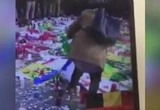 Bruselas: activista rompe bandera israelí en homenaje a víctimas