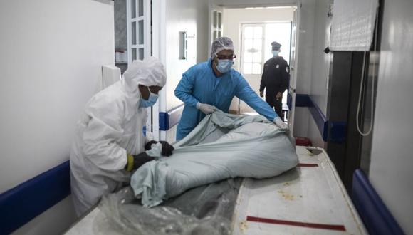 Trabajadores de la salud retiran el cuerpo de un paciente que murió a causa de la COVID-19 en el Hospital Samaritana en Bogotá, Colombia. (Foto: Archivo / AP/Iván Valencia)
