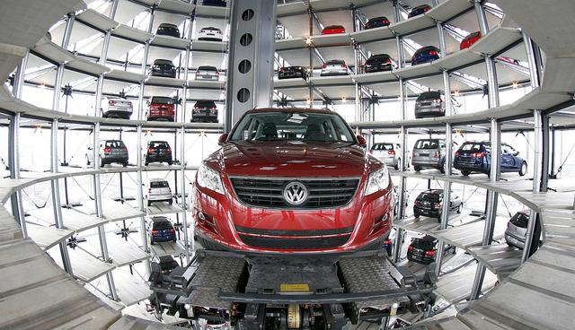 La marca alemana Volkswagen informó que sus ventas en el mercado peruano reportaron un crecimiento de 25,98% durante el 2017. En el segmento de vehículos ligeros, los modelos de la compañía que lideran la preferencia de los peruanos son el Gol Sedán, Jetta, Crossfox y Gol. Para el 2018, espera un crecimiento del 20% en sus colocaciones. "Consideramos que hemos retomado la sendas de crecimiento en cuanto a ventas en el país. Este año vamos a reforzar nuestra presencia a nivel nacional y estamos seguros que lograremos alcanzar las metas trazadas", indicó Verónica Baca, gerente de Volkswagen en el Perú. (Foto: AP)