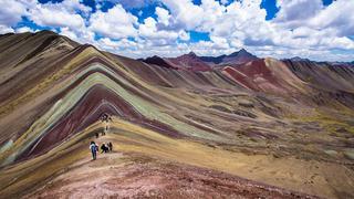 Conoce 4 fascinantes cerros de colores