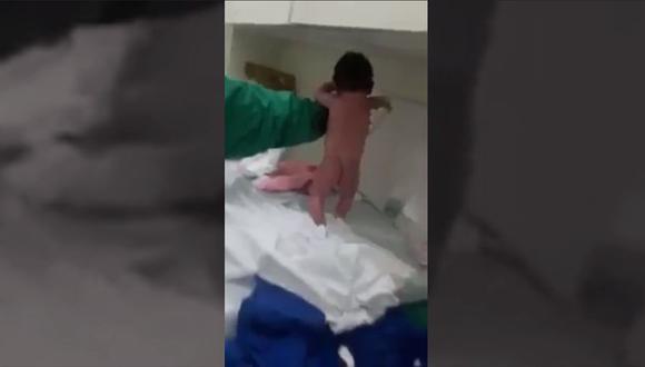 El equipo médico que se preparaba para bañar al recién nacido quedó asombrado al ver al menor intentar caminar. (Foto: Captura)