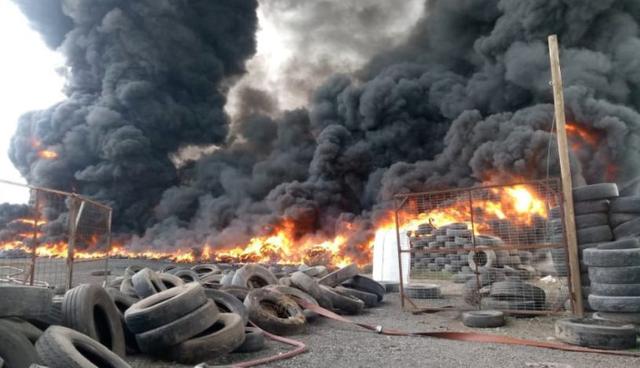 Incendio de 3 mil neumáticos contamina Santiago de Chile. | Foto: Twitter / @INFO5Chile