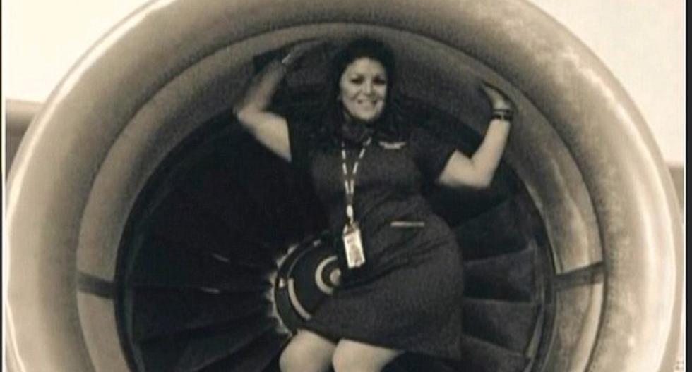 Aeromoza posó en una turbina poco antes de que avión despegara. (Foto: Daily Mail)