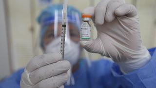 Vacunas a funcionarios: ¿escándalo pone en riesgo las negociaciones con otros laboratorios?