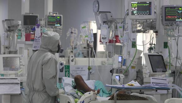 Personal de sanidad atiende a un enfermo con covid-19 en los domos de terapia intensiva del Hospital Japonés en Santa Cruz (Bolivia). (Foto:  EFE)