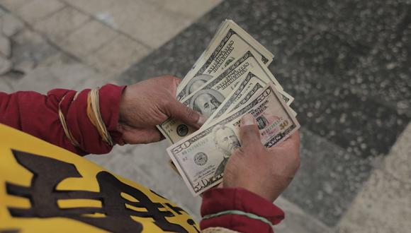 En el mercado paralelo o casas de cambio de Lima, el tipo de cambio se cotizaba a S/4,030 la compra y S/4,070 la venta de cada dólar. (Foto: Leandro Britto / GEC)