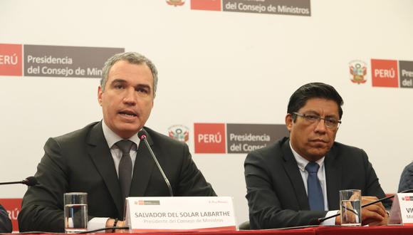 El primer ministro Del Solar y el titular de Justicia, Vicente Zeballos, negaron que el Ejecutivo vaya a presentar una cuestión de confianza. (Foto: El Comercio)
