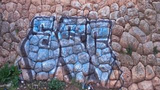 Cusco: sujetos pintan grafiti en muro inca
