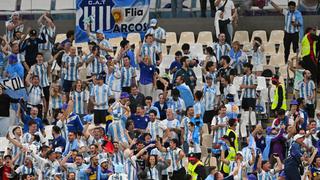 El festejo de los hinchas argentinos tras derrota y eliminación de Brasil del Mundial | VIDEO