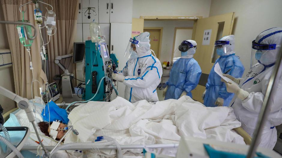 Médicos revisan la evolución de un paciente de coronavirus en un hospital de  Wuhan, China, el 17 de febrero. Foto: AFP