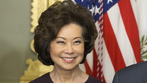 Elaine Chao asiste a un acto de juramentación como Secretaria de Transporte en el Edificio de Oficinas Ejecutivas Eisenhower del complejo de la Casa Blanca en Washington, Estados Unidos, el 31 de enero de 2017. (EFE/EPA/MICHAEL REYNOLDS).