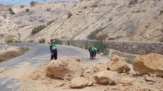 Sismo en Piura: Policía de Carreteras retira inmensas rocas que cayeron en la vía tras movimiento telúrico 
