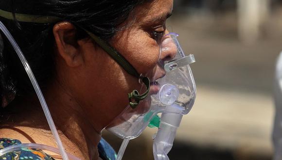 Un paciente con sospecha de COVID-19 positivo recibe tratamiento con oxígeno en el hospital Covid-19 Ahmedabad, India, 11 de mayo de 2021. (EFE/EPA/DIVYAKANT SOLANKI).
