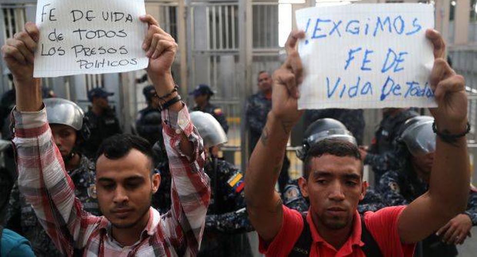 Simpatizantes de opositores venezolanos presos se manifiestan frente al edificio del Servicio de Inteligencia donde, según la Fiscalía venezolana, el concejal Fernando Albán Salazar se suicidó. (Foto: EFE)