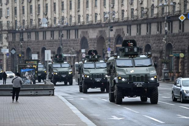 Ukrainian military vehicles pass through the Independence Square in the center of Kiev, the capital of Ukraine, on February 24, 2022. (DANIEL LEAL / AFP).